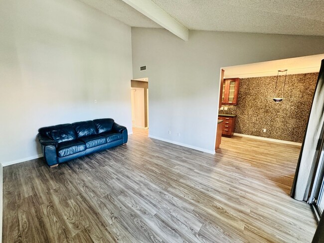 Building Photo - Spacious 2 Bedroom Condo in the Desirable ...