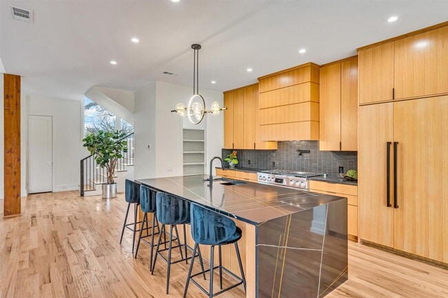 Building Photo - 7533 Royal Pl