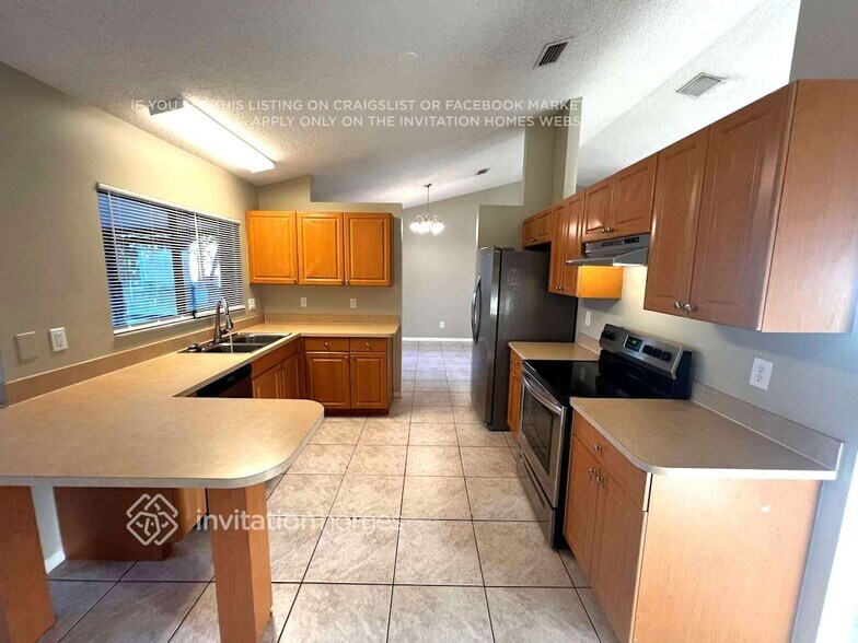 Building Photo - 1649 SE Lorraine St