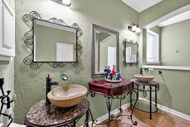 Building Photo - 2506 Parkhaven Dr