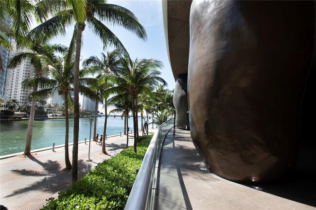 Building Photo - 475 Brickell Ave