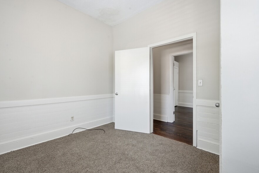 Building Photo - 520 E Hall Ln