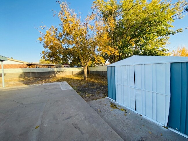 Building Photo - 4/2 Home with a backyard!