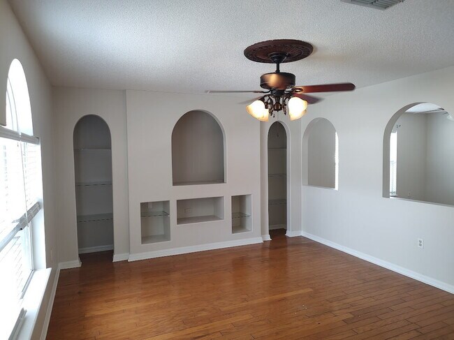 Building Photo - Spacious 4 bedroom, 2.5 bathroom house in Poinciana