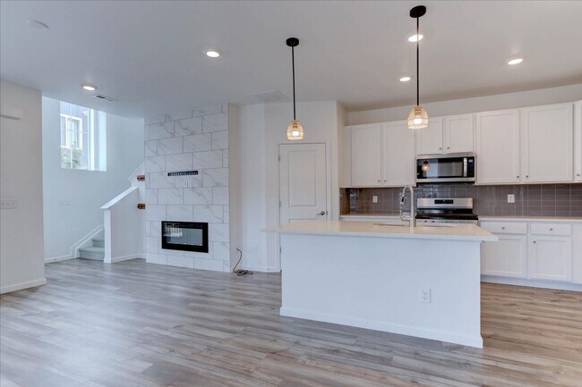 Building Photo - 1828 S Poplar Ct