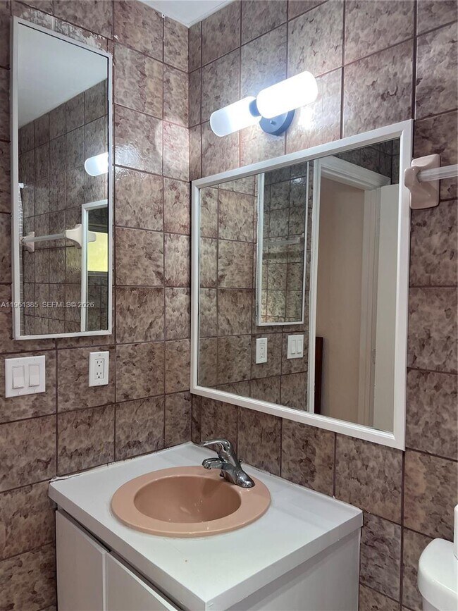 Building Photo - 305 SE 12th Ave