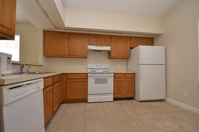 Building Photo - Cute 3 BR/2 BR Home  ~ Community Pool ~ Fe...