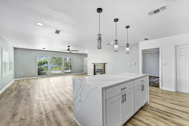 Building Photo - 2328 Wimcrest St