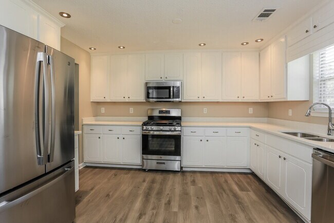Building Photo - 3661 Colonnade Ct