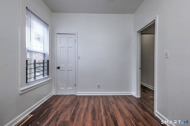 Building Photo - 483 Ferry St