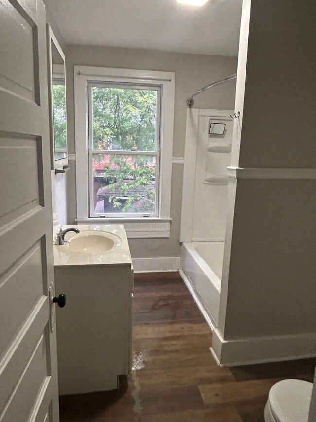 Building Photo - 516 Greenwood Ave