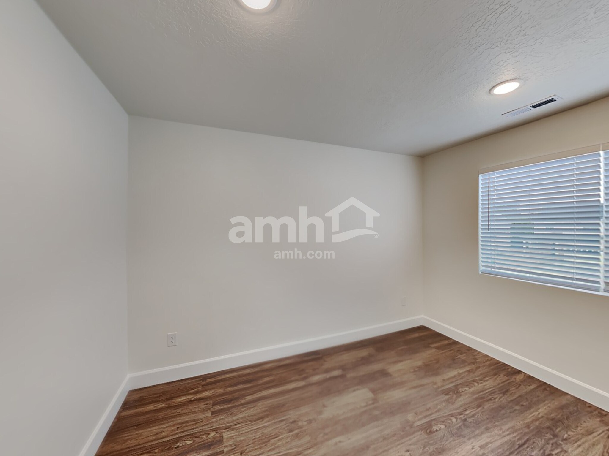 Building Photo - 2222 E Silverado Ln