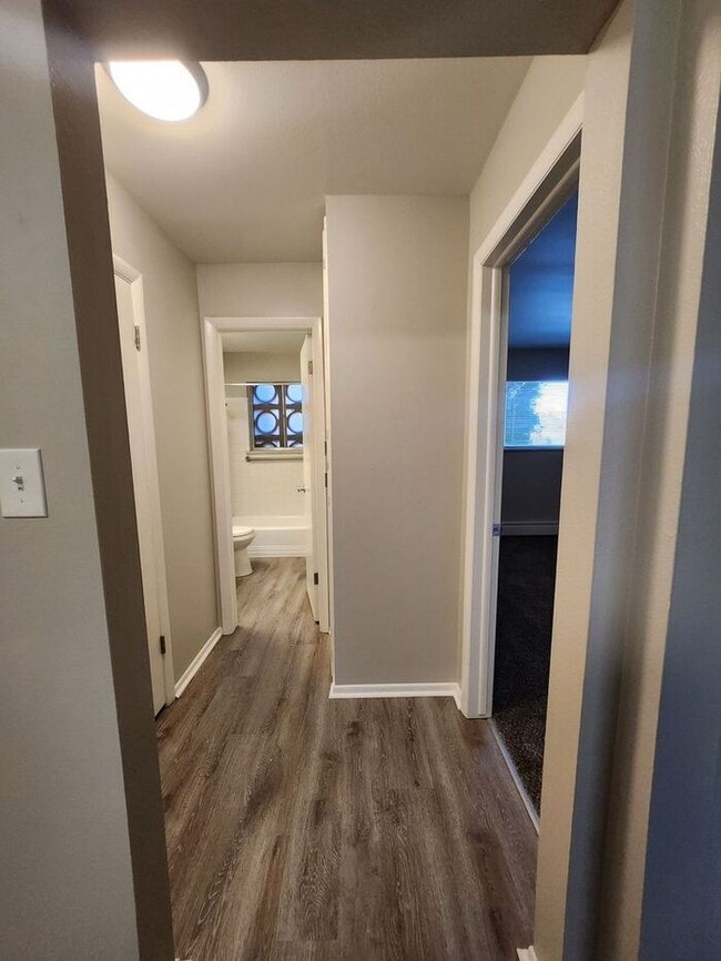 Building Photo - Beautifully Renovated 1-Bed, 1-Bath Apartment – Main Level Living | Move In Today and Get Your 2n...