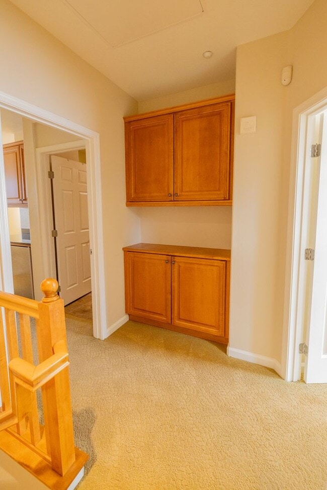 Building Photo - Beautiful 3 bedroom townhouse that is conv...