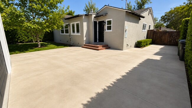 Building Photo - 1331 E Maple Ave