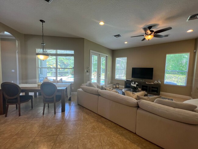 Building Photo - Beautiful 5 Bed 4 Bath Pool Home in the gu...