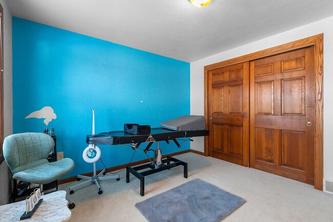 Building Photo - 5 BEDROOM 4.5 BATH PRIVATE BACKYARD