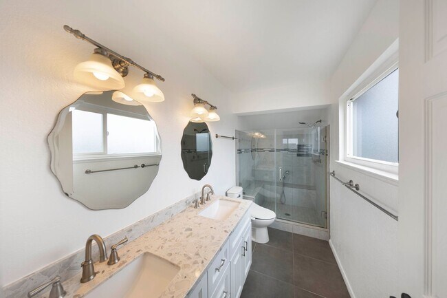 Building Photo - Gorgeous Cul-De-Sac Huntington Beach Home  — Biking Distance to the Beach!