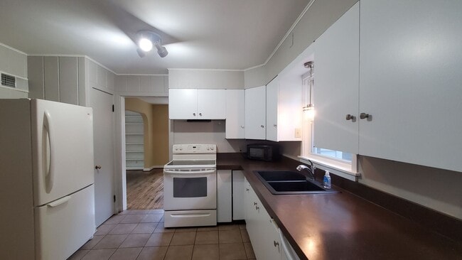 Building Photo - Charming In-Town Rental – Close to Downtow...
