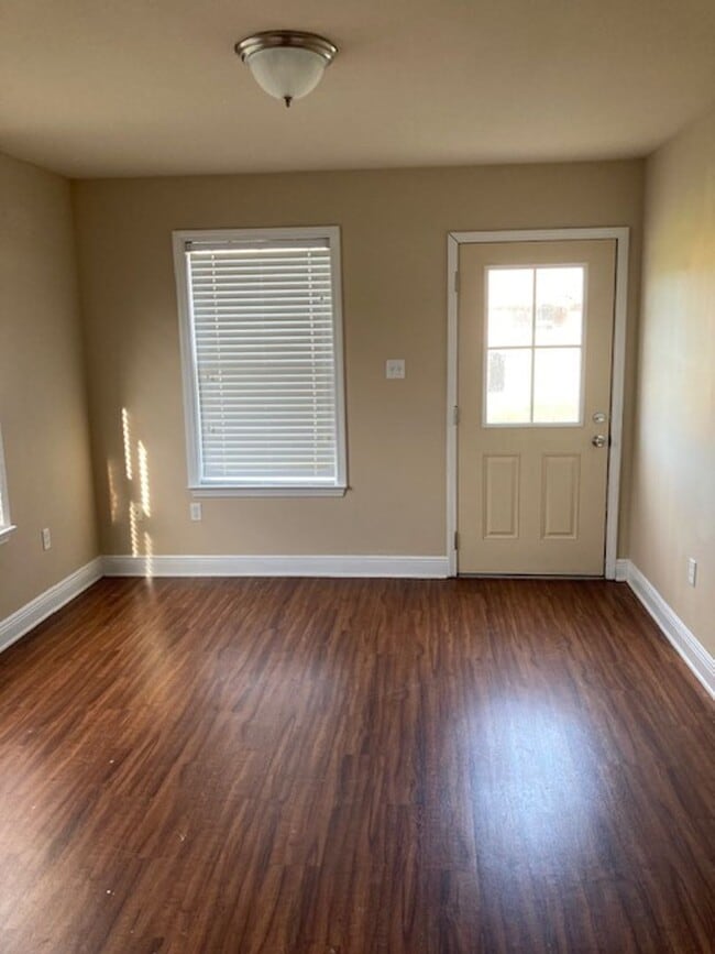 Building Photo - Spacious 4 Bedroom