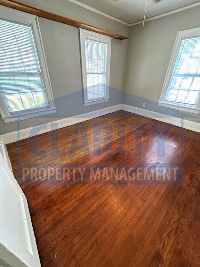Building Photo - Two bedroom home in historic downtown Clev...