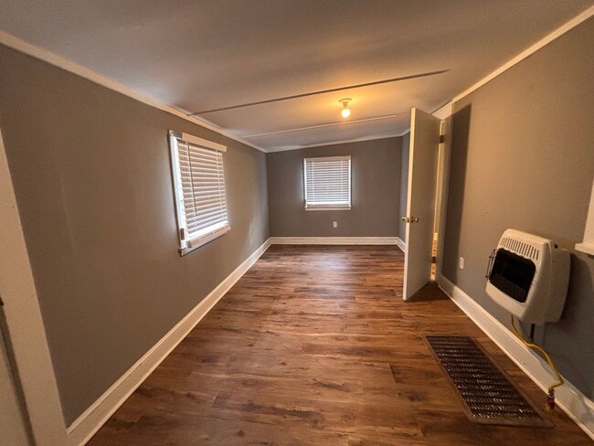 Building Photo - 3 Bedrooms- 1 Bathroom- House in East Rome!