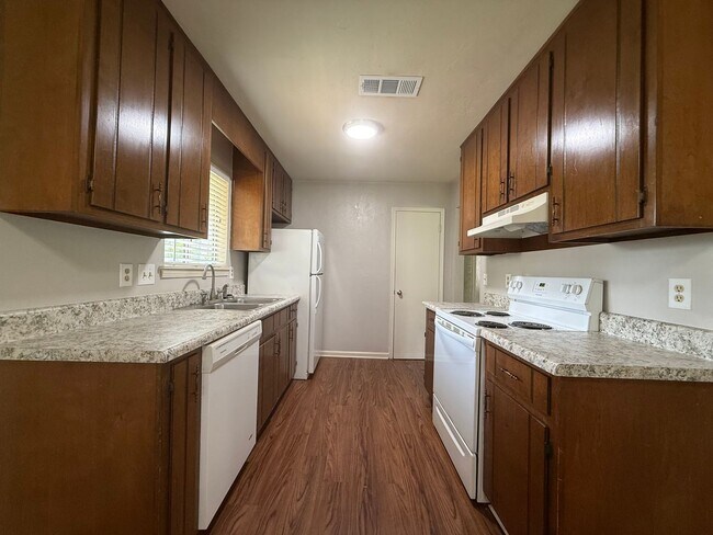 Building Photo - UPSTAIRS UNIT ON THE GOLF COURSE!