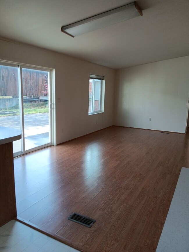 Building Photo - 4 Bed House in Cove