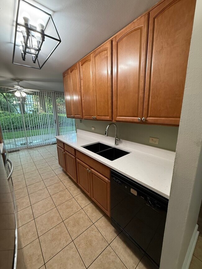 Building Photo - 6000 Oakwood Dr