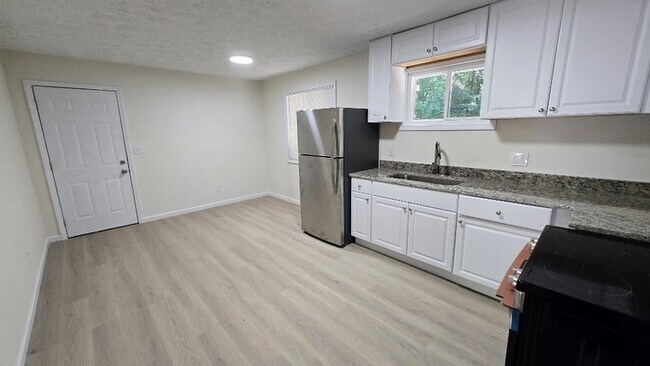 Building Photo - Fully Renovated Ranch Home