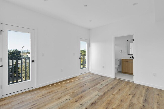 Building Photo - 1734 Carmona Ave