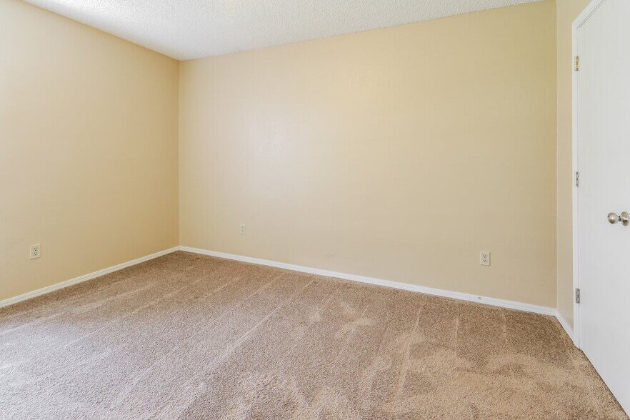 Building Photo - 11040 N Eagle Ln
