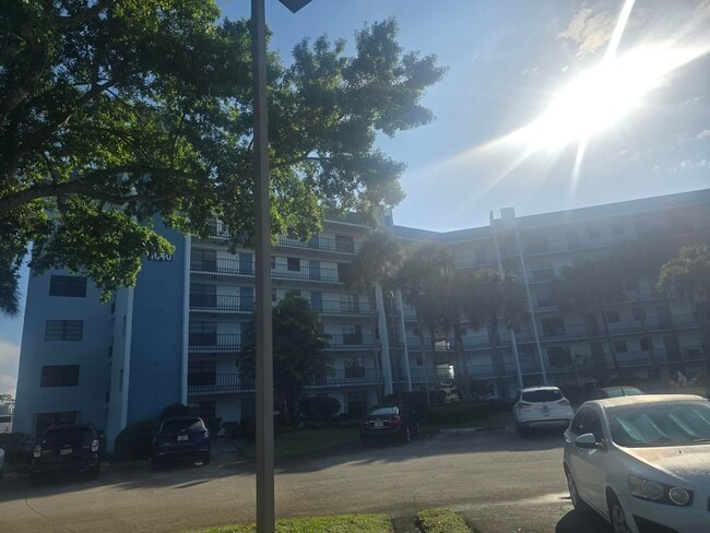 Building Photo - 4640 Lucerne Lakes Blvd W