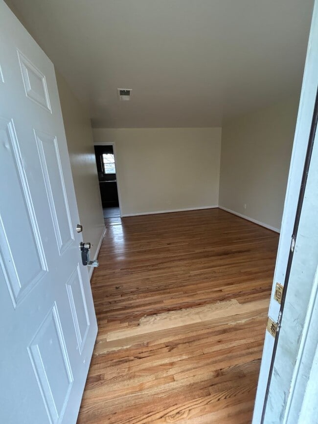 Building Photo - 3 Bedroom and 1.5 Bathroom