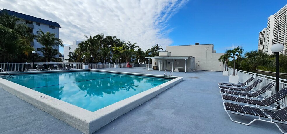 Building Photo - 3745 NE 171st St