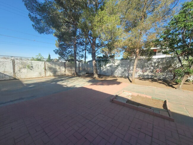 Building Photo - Ready to View!!