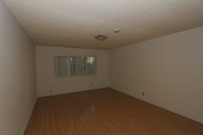 Building Photo - 3bedroom/ 2bathroom Condo with 2 garage parking
