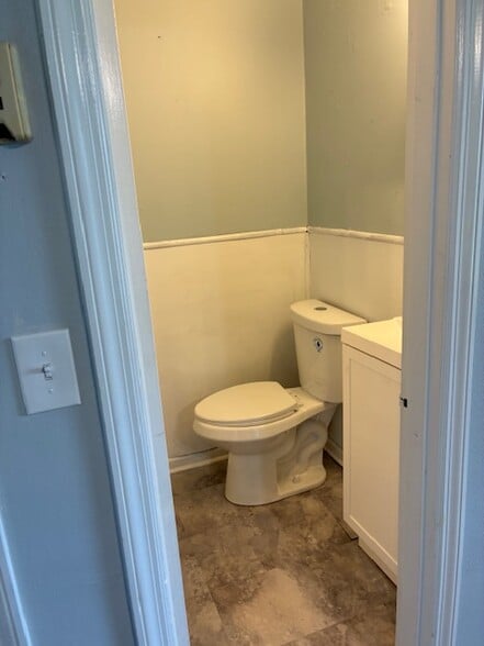 Master 1/2 bath - 3521 E Crest Dr