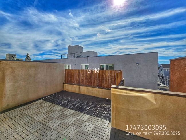 Building Photo - MOVE-IN SPECIAL! - LUXURY TOWNHOME IN NOHO!