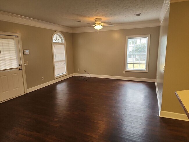 Building Photo - Prime North Columbus Location – 3 Bedrooms, 2 Baths - COMING SOON!