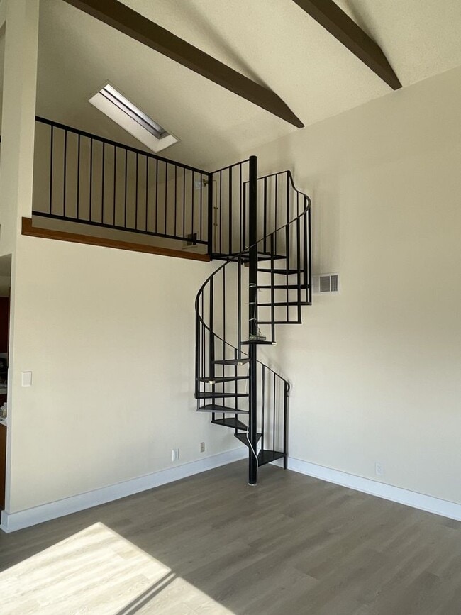 Building Photo - 704 Lookout Dr