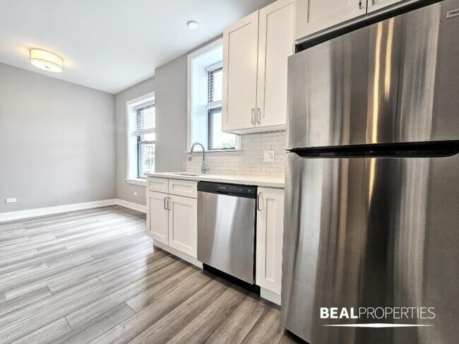 Building Photo - 2 bedroom in CHICAGO IL 60613