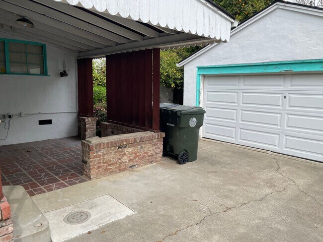 Building Photo - Great 2 Bedroom 1 Bathroom Home in Land Park