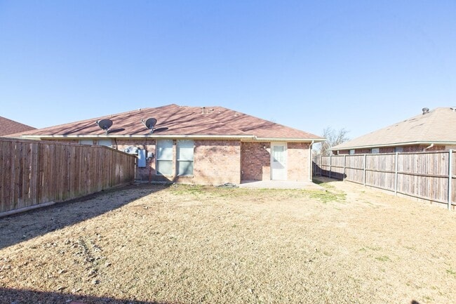Building Photo - Duplex for lease with private backyard