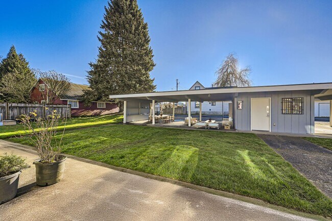 Building Photo - Breathtaking Renovation! Oversized 2 Bed 1.5 Bath Townhome! Ready Now! Don't Miss Out!