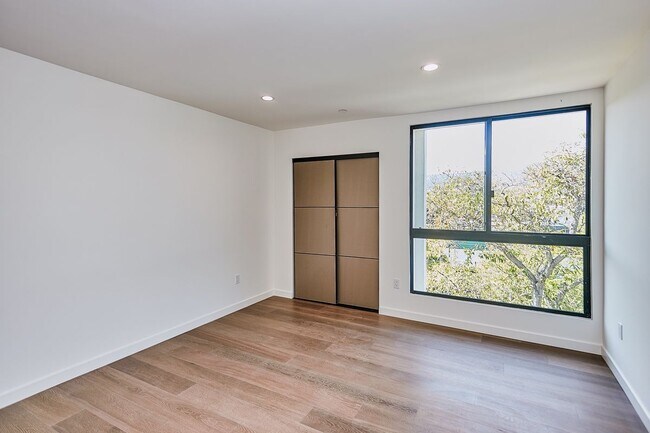 Building Photo - 328 N Maple Dr