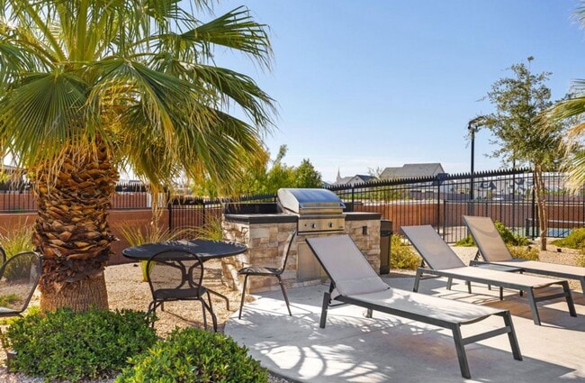 Building Photo - SPACIOUS PATIO HOME FOR RENT!