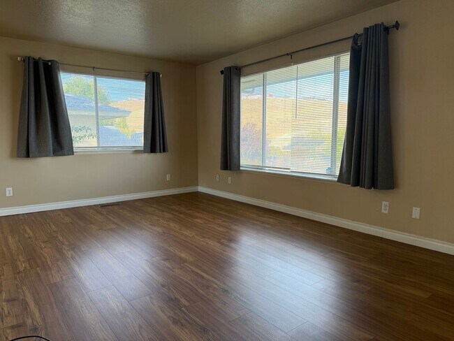 Building Photo - 806-808 W 6th Ave