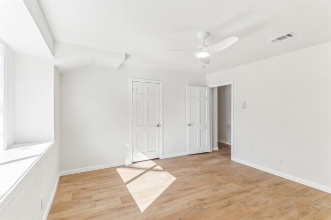 Building Photo - 8014 Meadowcroft Dr