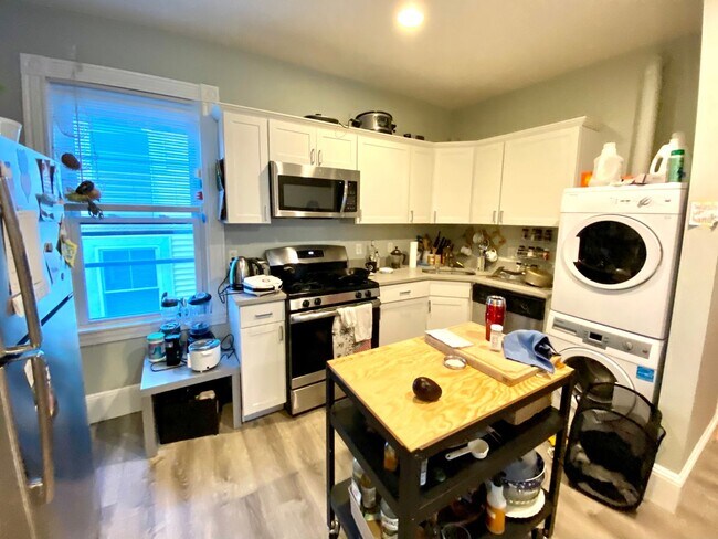 Building Photo - Mission Hill Modern 4bed / 2bath with laundry in unit- available September 2026
